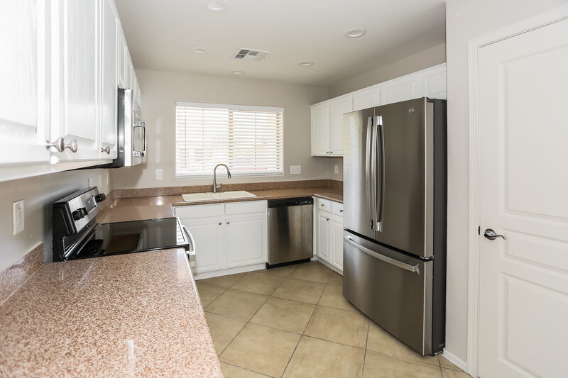 2,050/Mo, 7223 W Winslow Ave Phoenix, AZ 85043 Kitchen View 3