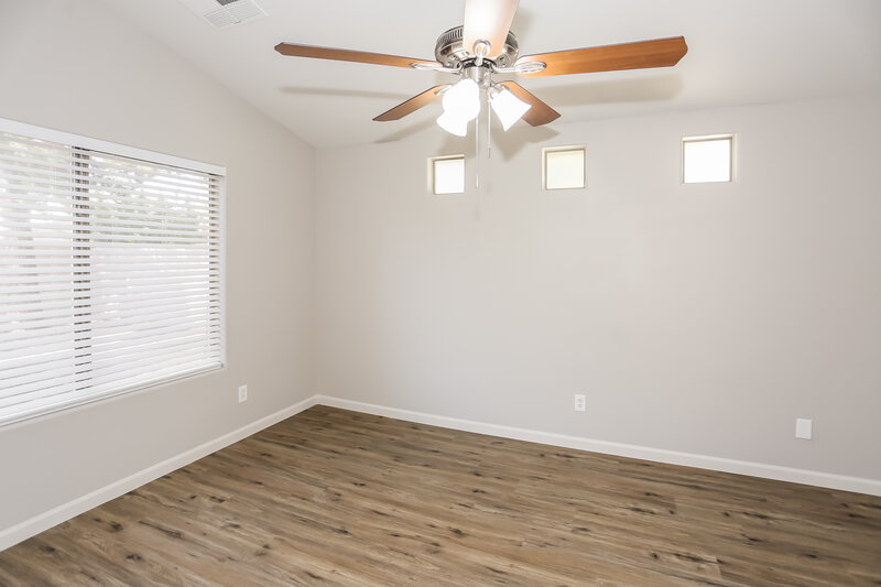 2,050/Mo, 7223 W Winslow Ave Phoenix, AZ 85043 Main Bathroom View