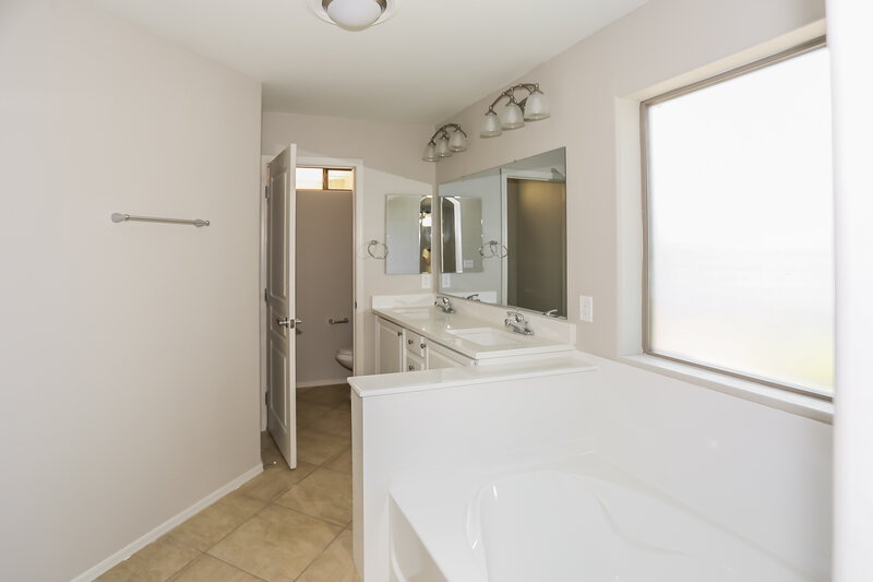 2,050/Mo, 7223 W Winslow Ave Phoenix, AZ 85043 Main Bathroom View 2