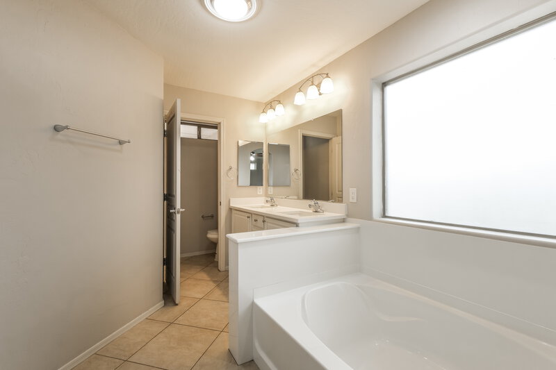 1,940/Mo, 7223 W Winslow Ave Phoenix, AZ 85043 Main Bathroom View