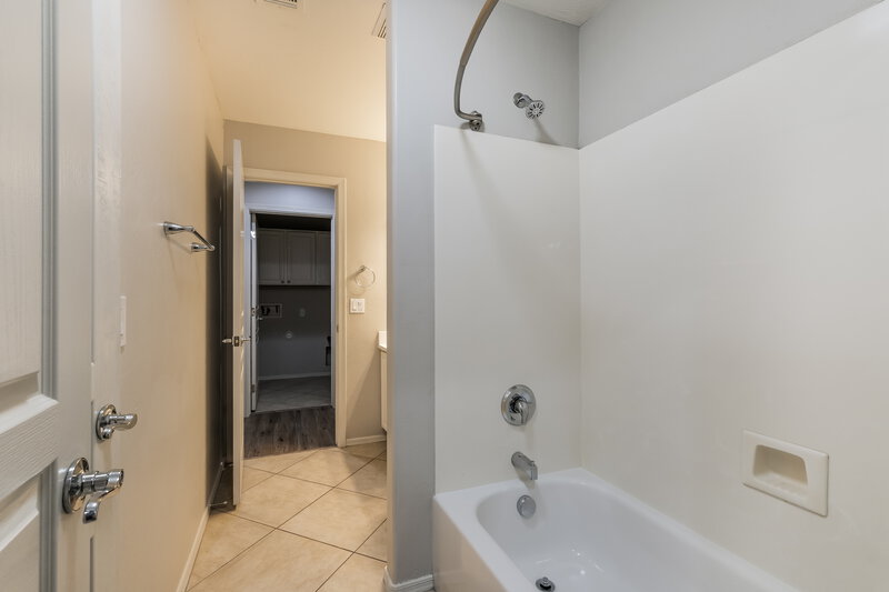 1,940/Mo, 7223 W Winslow Ave Phoenix, AZ 85043 Main Bathroom View 2
