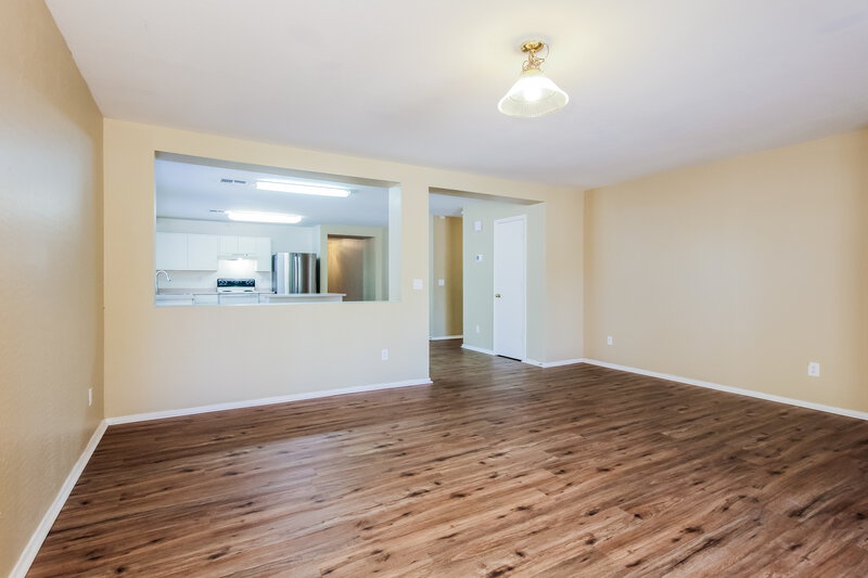 1,925/Mo, 3128 W Alta Vista Rd Phoenix, AZ 85041 Dining Room View 2