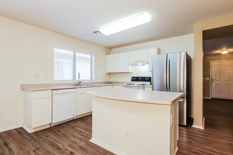 1,925/Mo, 3128 W Alta Vista Rd Phoenix, AZ 85041 Kitchen View