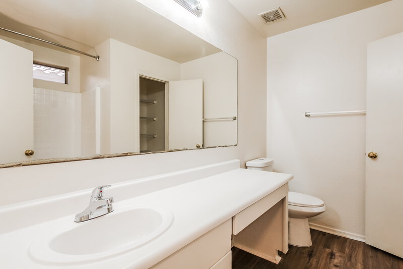 1,925/Mo, 3128 W Alta Vista Rd Phoenix, AZ 85041 Main Bathroom View