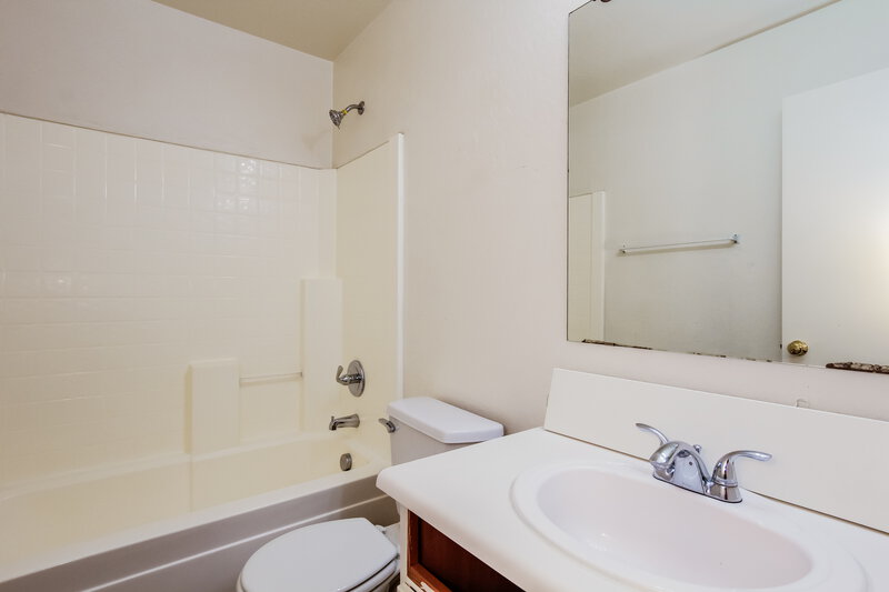 1,925/Mo, 3128 W Alta Vista Rd Phoenix, AZ 85041 Bathroom View