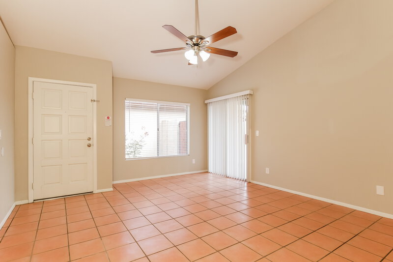 1,860/Mo, 11942 N 73rd Ave Peoria, AZ 85345 Living Room View 2