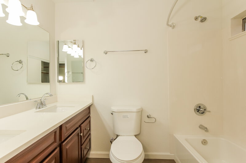1,860/Mo, 11942 N 73rd Ave Peoria, AZ 85345 Main Bathroom View