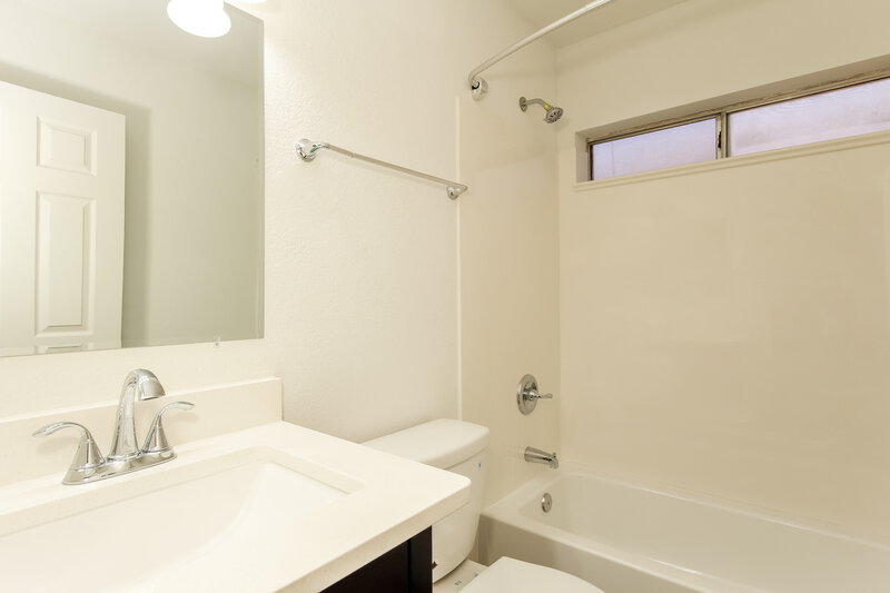 1,860/Mo, 11942 N 73rd Ave Peoria, AZ 85345 Bathroom View