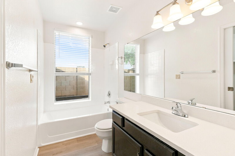1,905/Mo, 8602 W Ruth Ave Peoria, AZ 85345 Primary Bathroom View