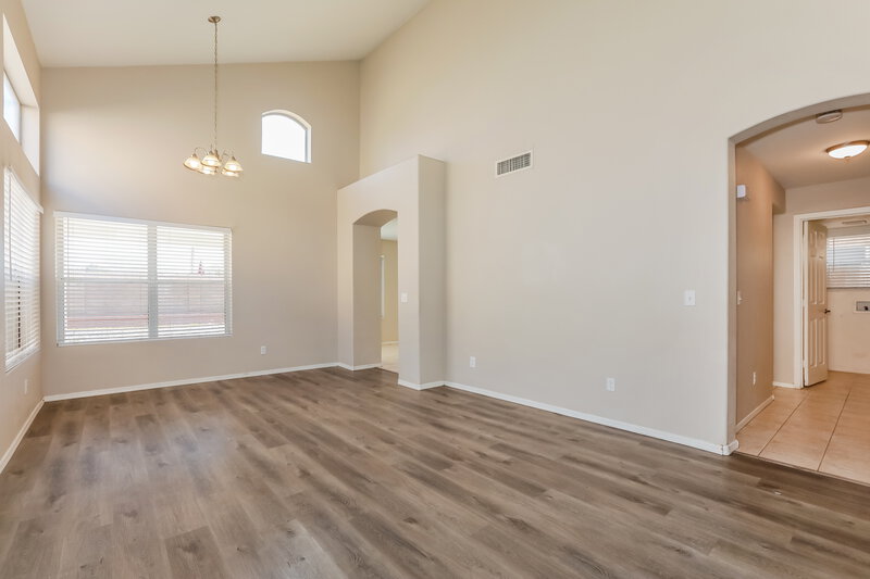 2,175/Mo, 633 S Balboa Mesa, AZ 85206 Living Room View