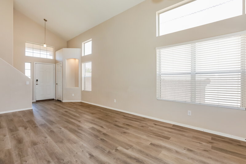 2,175/Mo, 633 S Balboa Mesa, AZ 85206 Living Room View 2