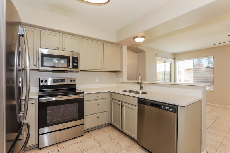 2,175/Mo, 633 S Balboa Mesa, AZ 85206 Kitchen View