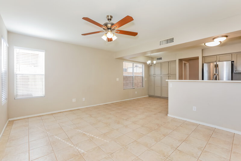 2,175/Mo, 633 S Balboa Mesa, AZ 85206 Family Room View 2