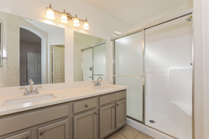 2,175/Mo, 633 S Balboa Mesa, AZ 85206 Main Bathroom View