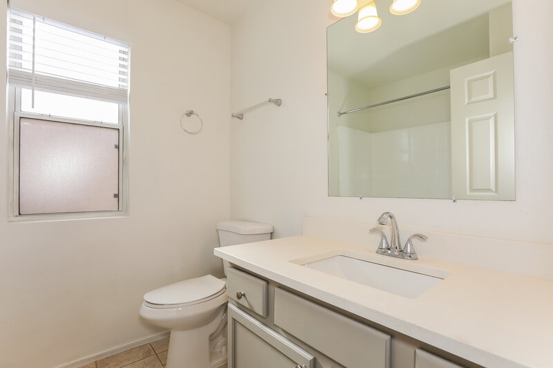 2,175/Mo, 633 S Balboa Mesa, AZ 85206 Bathroom View
