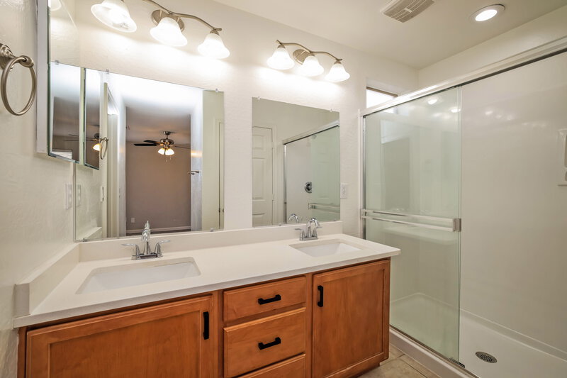 1,905/Mo, 3707 W Thalia Ct Phoenix, AZ 85086 Main Bathroom View