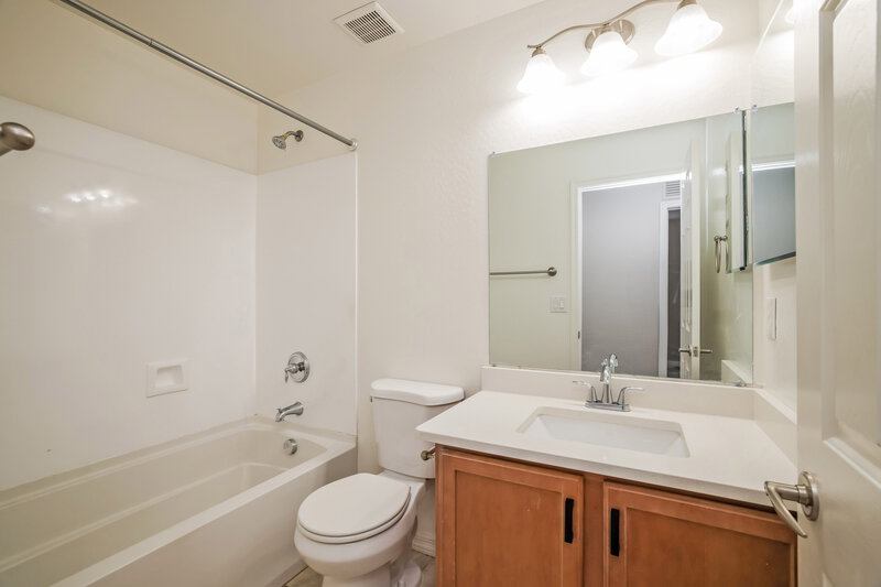 1,905/Mo, 3707 W Thalia Ct Phoenix, AZ 85086 Bathroom View