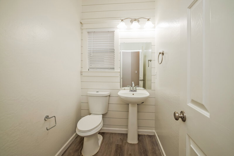 1,905/Mo, 3707 W Thalia Ct Phoenix, AZ 85086 Bathroom View 2