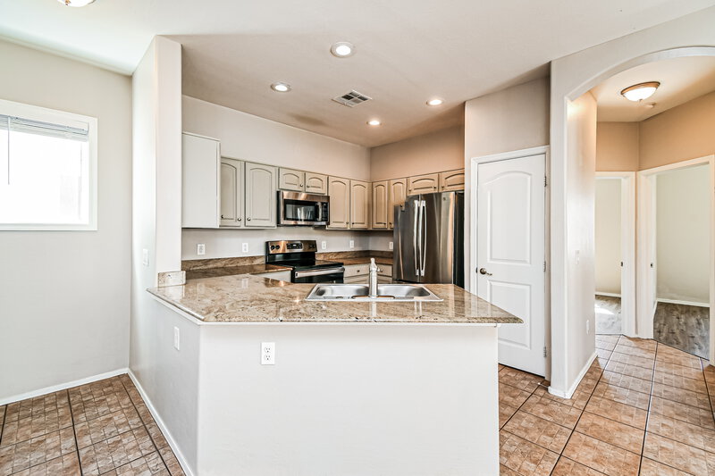 2,135/Mo, 1296 S Owl Dr Gilbert, AZ 85296 Kitchen View 2