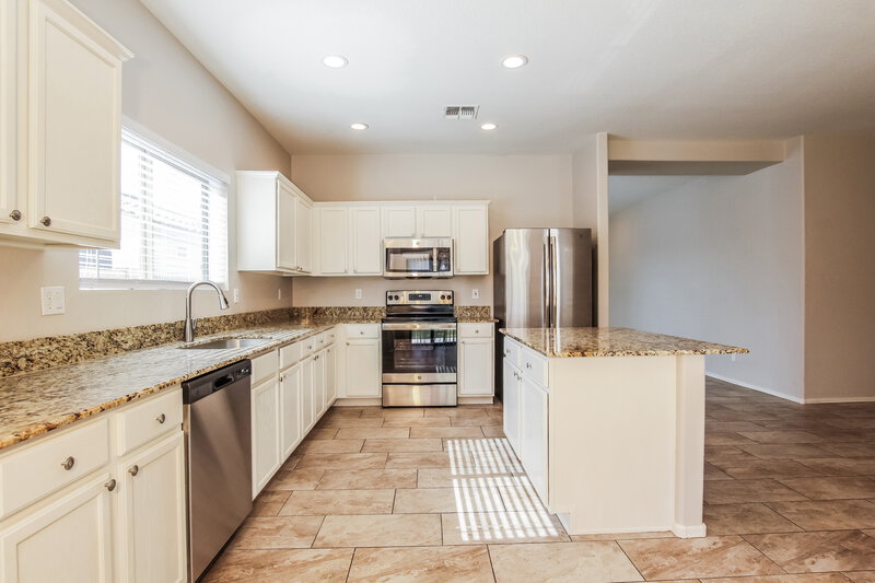 2,515/Mo, 3134 W Cavedale Dr Phoenix, AZ 85083 Kitchen View