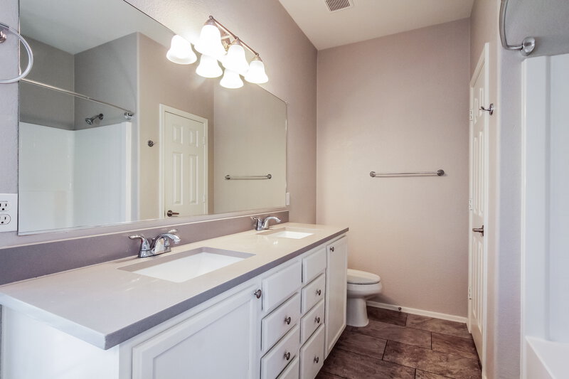 2,515/Mo, 3134 W Cavedale Dr Phoenix, AZ 85083 Main Bathroom View