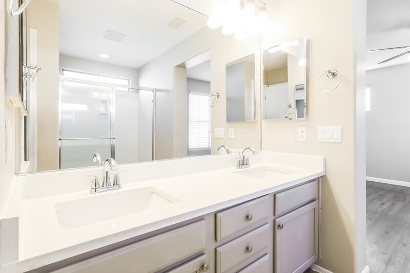 1,950/Mo, 8411 W Lewis Ave, Unit #137 Phoenix, AZ 85037 Main Bathroom View 2