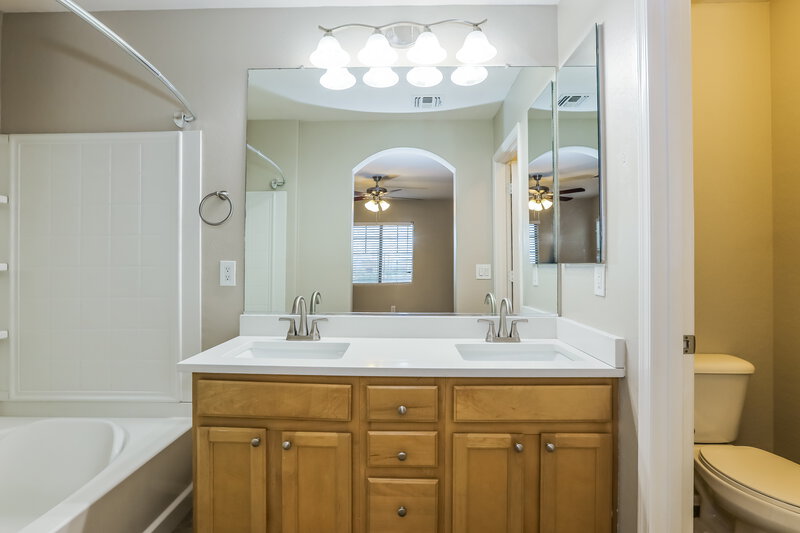 2,025/Mo, 407 N Ranger Ct Gilbert, AZ 85234 Main Bathroom View