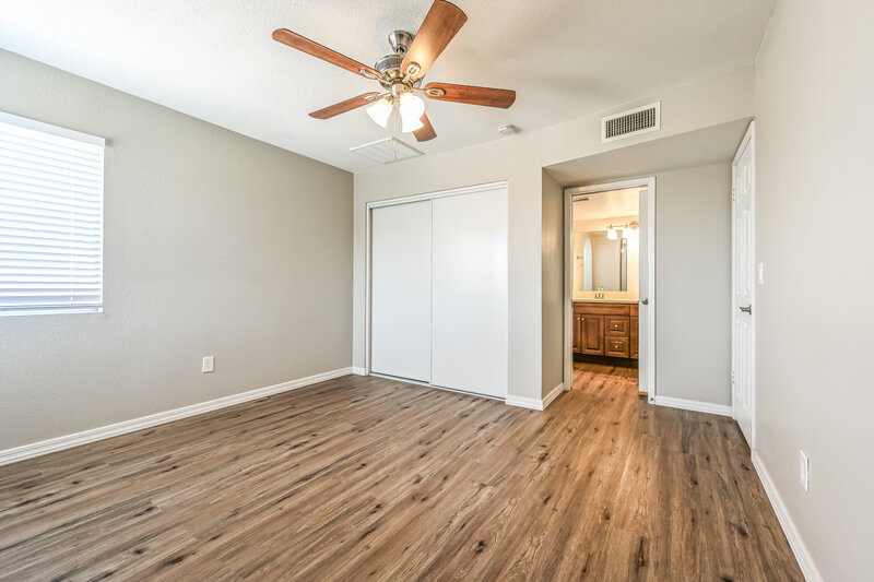 2,115/Mo, 4725 W Wescott Dr Glendale, AZ 85308 Main Bedroom View