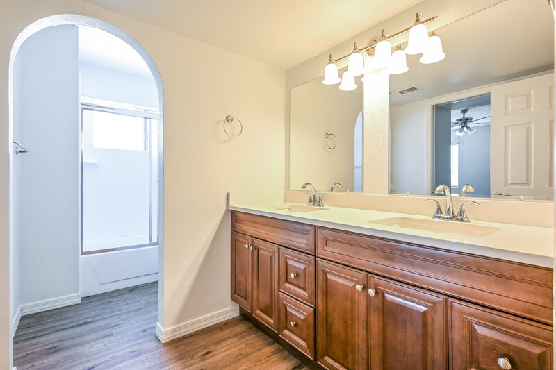 2,115/Mo, 4725 W Wescott Dr Glendale, AZ 85308 Main Bathroom View