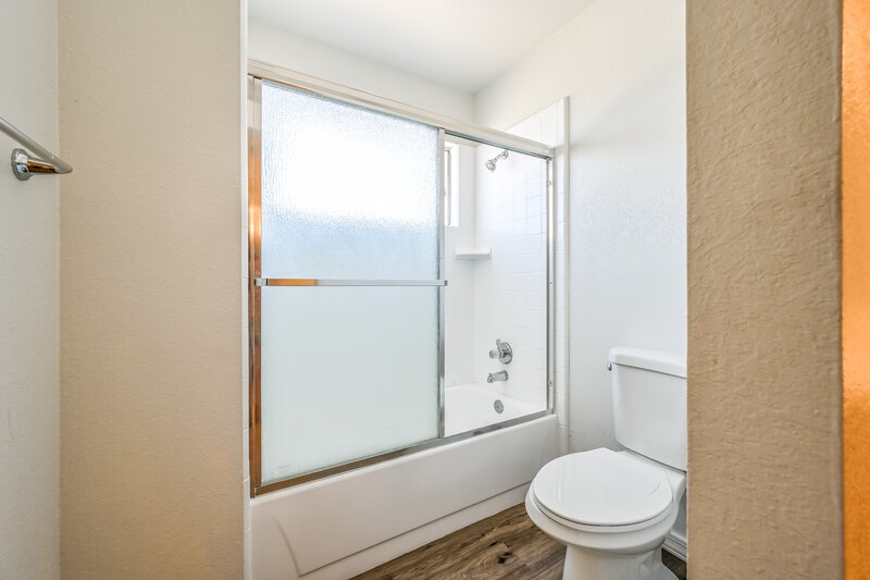 2,115/Mo, 4725 W Wescott Dr Glendale, AZ 85308 Main Bathroom View 2