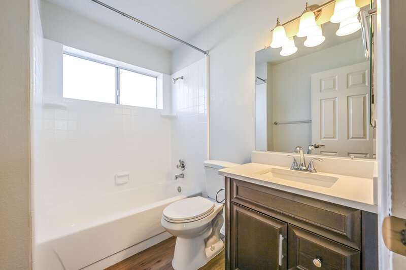 2,115/Mo, 4725 W Wescott Dr Glendale, AZ 85308 Bathroom View