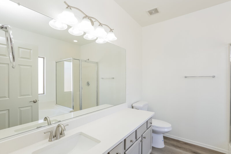 2,095/Mo, 6350 W Hilton Ave Phoenix, AZ 85043 Main Bathroom View