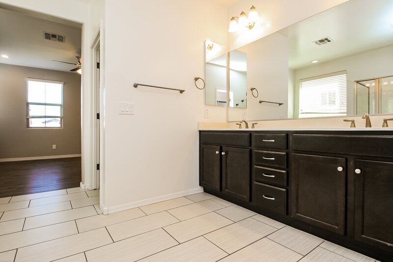 2,470/Mo, 2252 S Osborn Ln Gilbert, AZ 85295 Main Bathroom View