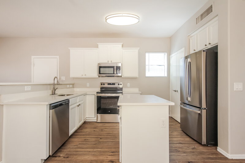 2,200/Mo, 3929 W Irwin Ave Phoenix, AZ 85041 Kitchen View
