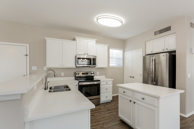 2,245/Mo, 3929 W Irwin Ave Phoenix, AZ 85041 Kitchen View