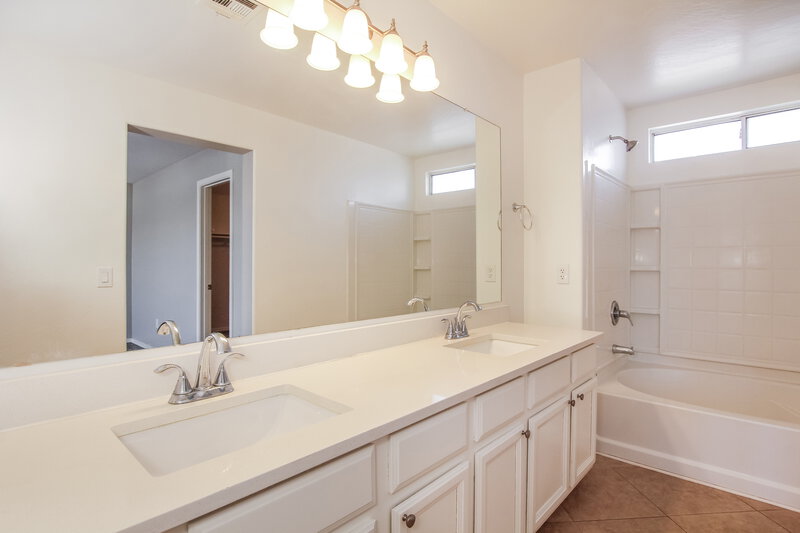 2,200/Mo, 3929 W Irwin Ave Phoenix, AZ 85041 Main Bathroom View