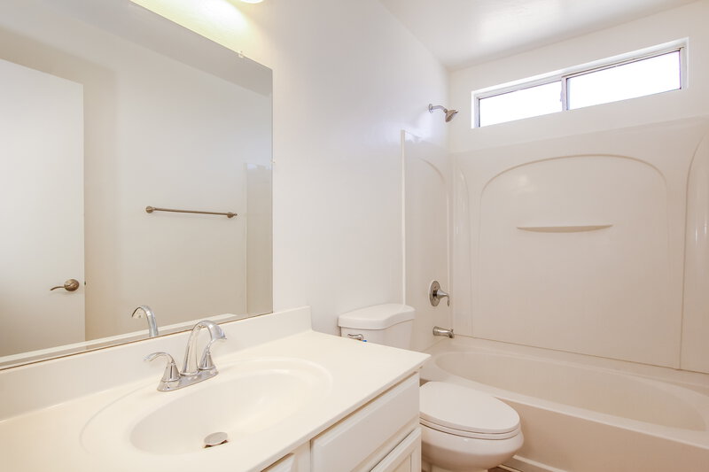 2,200/Mo, 3929 W Irwin Ave Phoenix, AZ 85041 Bathroom View