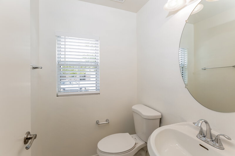 2,245/Mo, 3929 W Irwin Ave Phoenix, AZ 85041 Bathroom View 2