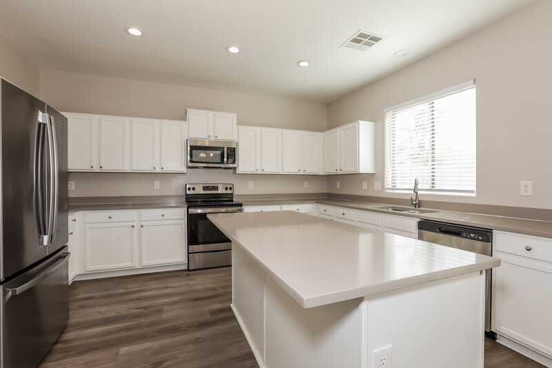 2,440/Mo, 4515 E Oxford Ln Gilbert, AZ 85295 Kitchen View 2