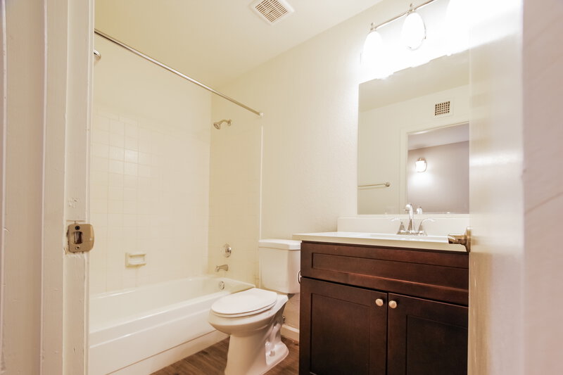 2,260/Mo, 8851 W St John Rd Peoria, AZ 85382 Bathroom View