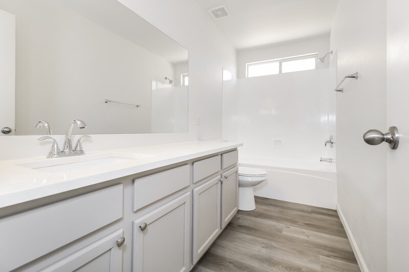1,690/Mo, 22582 W Yavapai St Buckeye, AZ 85326 Main Bathroom View