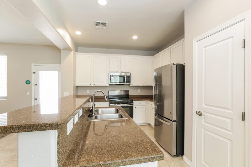 2,100/Mo, 6821 S 7th Ln Phoenix, AZ 85041 Kitchen View