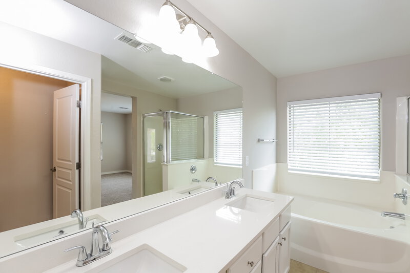 2,100/Mo, 6821 S 7th Ln Phoenix, AZ 85041 Main Bathroom View