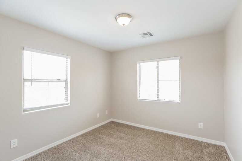 2,100/Mo, 6821 S 7th Ln Phoenix, AZ 85041 Bedroom View 2