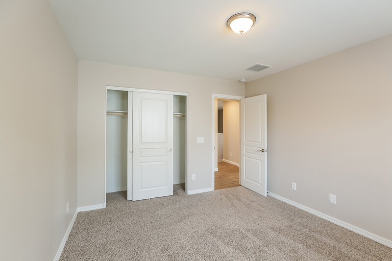 2,100/Mo, 6821 S 7th Ln Phoenix, AZ 85041 Bedroom View 3