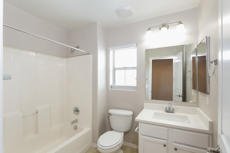 2,100/Mo, 6821 S 7th Ln Phoenix, AZ 85041 Bathroom View