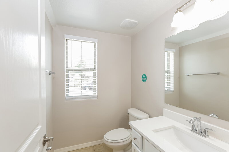 2,100/Mo, 6821 S 7th Ln Phoenix, AZ 85041 Bathroom View 2