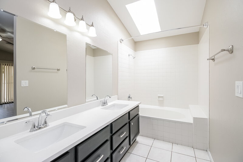 3,170/Mo, 4725 E Brown Rd, #15 Mesa, AZ 85205 Main Bathroom View
