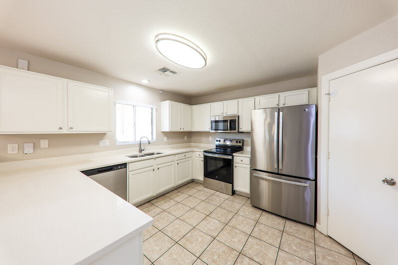 1,835/Mo, 12329 W Windrose Dr El Mirage, AZ 85335 Kitchen View