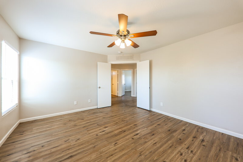 1,835/Mo, 12329 W Windrose Dr El Mirage, AZ 85335 Main Bedroom View